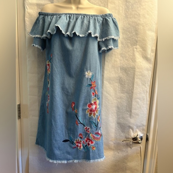 Denim chambray off the shoulder sundress Casual w/embroidered detail. Sz-S. AA16 - Picture 4 of 11
